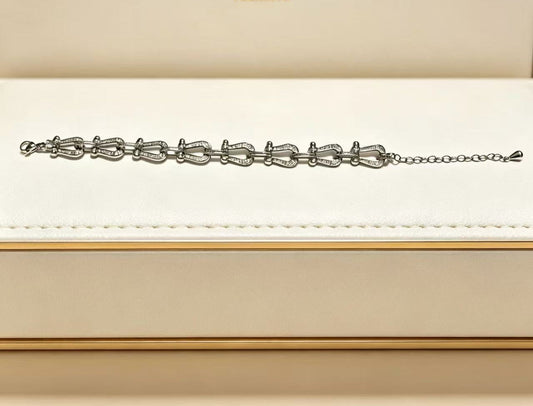 ¡®Regal JewelsDiamond-studded Horseshoe Bracelet