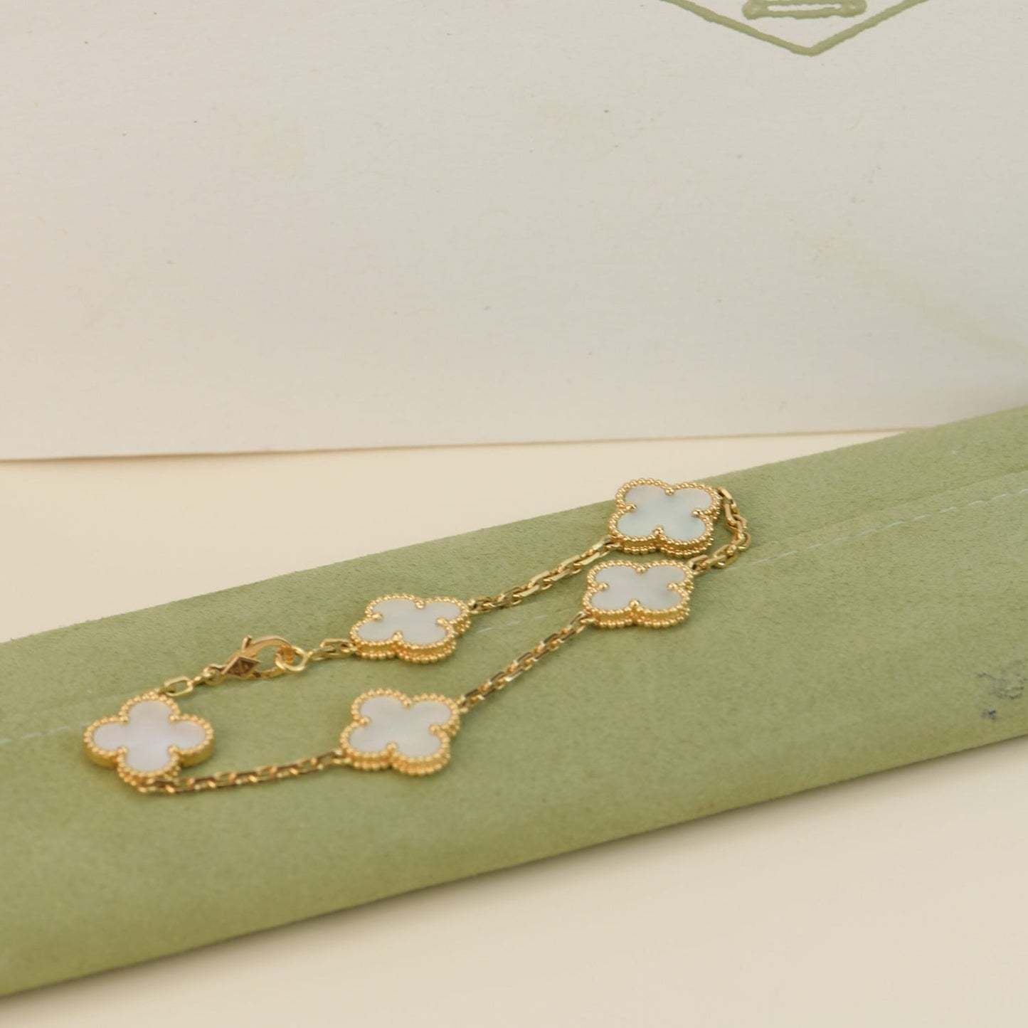 [Regal Jewels]CLOVER  5 MOTIF WHITE MOP BRACELET
